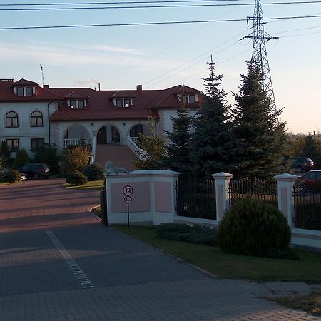 Hotel Pod Lwami Błonie Esterno foto