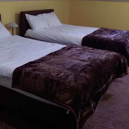 Hotel Pod Lwami Błonie Esterno foto