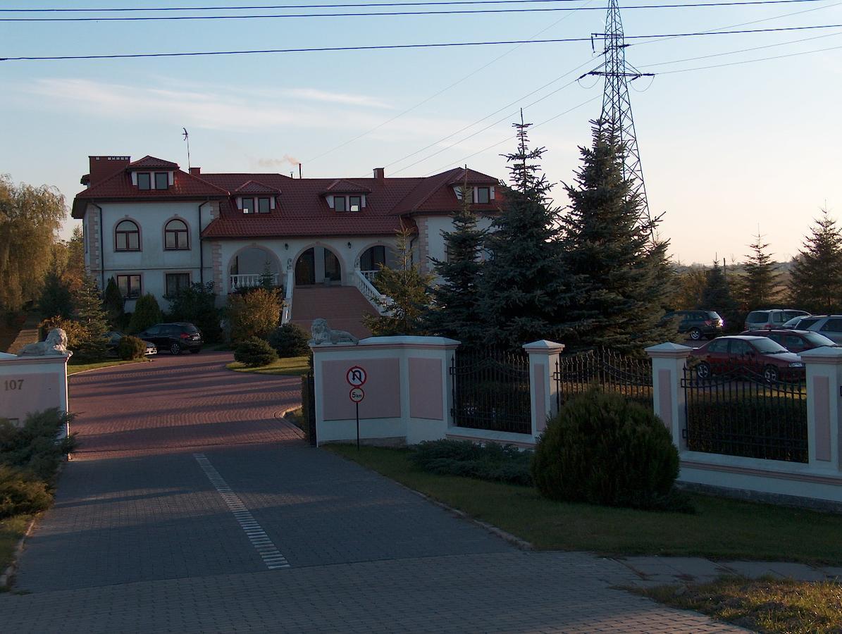 Hotel Pod Lwami Błonie Esterno foto