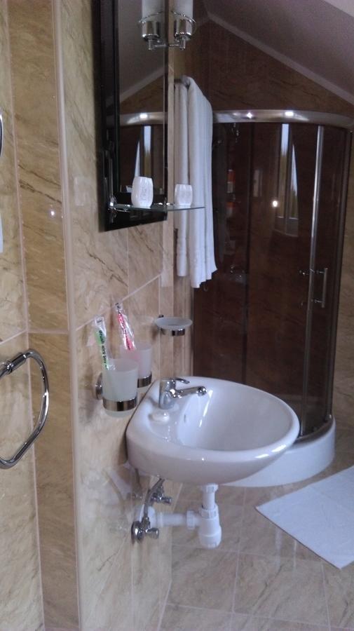 Hotel Pod Lwami Błonie Esterno foto