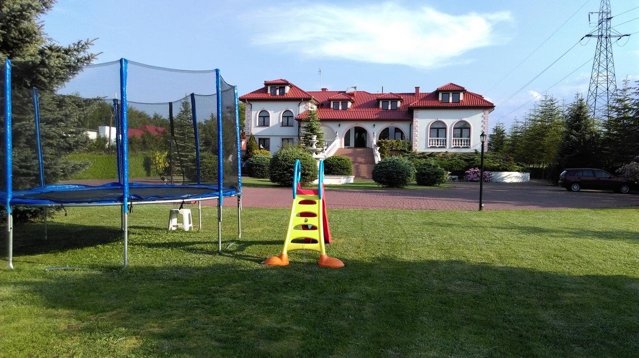 Hotel Pod Lwami Błonie Esterno foto